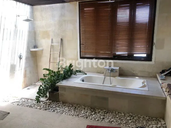 image RUMAH TINGGAL SEMI VILLA 2LT DENGAN PRIVATE POOL DAN FURNISHED DIAREA PADONAN CANGGU  (3)
