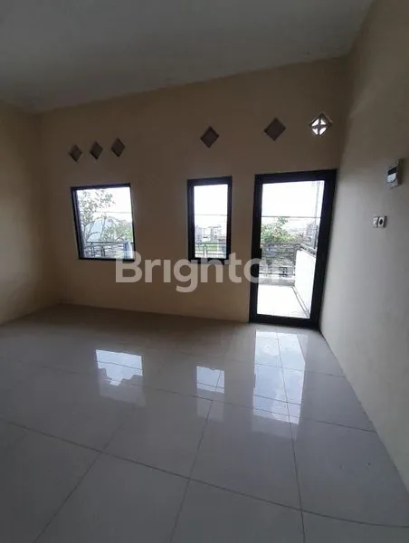 image SOLO BARU, SUKOHARJO, RUKO 2,5 LANTAI, LOKASI RAMAI PINGGIR JALAN RAYA, HANYA 4 MENIT KE RUMAH SAKIT INDRIYATI, COCOK UNTUK PERKANTORAN, HARGA MASIH NEGO (4)