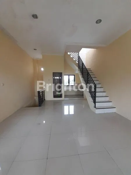 image SOLO BARU, SUKOHARJO, RUKO 2,5 LANTAI, LOKASI RAMAI PINGGIR JALAN RAYA, HANYA 4 MENIT KE RUMAH SAKIT INDRIYATI, COCOK UNTUK PERKANTORAN, HARGA MASIH NEGO (3)