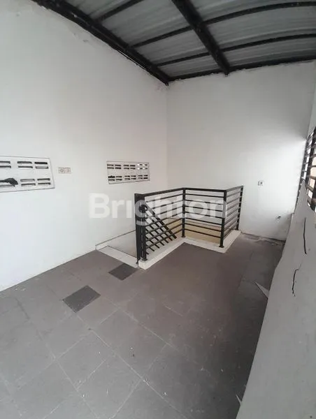 image SOLO BARU, SUKOHARJO, RUKO 2,5 LANTAI, LOKASI RAMAI PINGGIR JALAN RAYA, HANYA 4 MENIT KE RUMAH SAKIT INDRIYATI, COCOK UNTUK PERKANTORAN, HARGA MASIH NEGO (2)