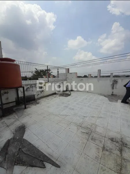 image SOLO BARU, SUKOHARJO, RUKO 2,5 LANTAI, LOKASI RAMAI PINGGIR JALAN RAYA, HANYA 4 MENIT KE RUMAH SAKIT INDRIYATI, COCOK UNTUK PERKANTORAN, HARGA MASIH NEGO (5)