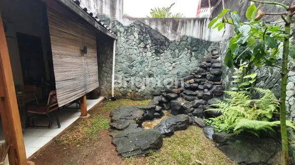 image RUMAH SEMI FURNISH DENGAN MOTIF KAYU JATI DI PONDOK DUTA CIMANGGIS (6)