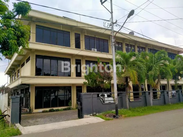 GEDUNG USAHA DI PUSAT KOTA ENDE