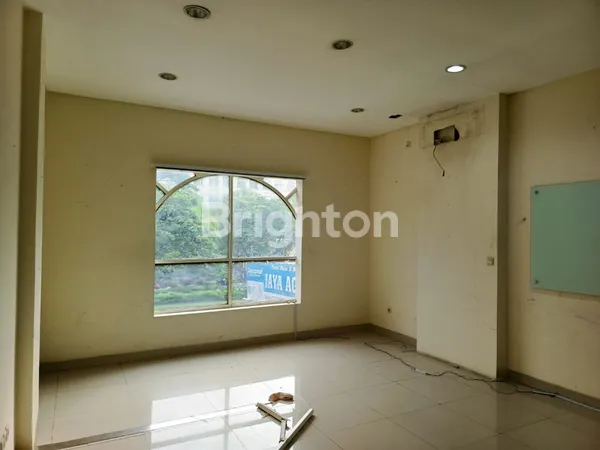 image RUKO 3 1/2 LANTAI HADAP JALAN GREEN LAKE CITY CIPONDOH TANGERANG  (5)