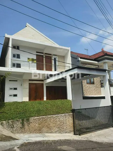 image DIJUAL 1 UNIT RUMAH VILLA DENGAN DESAIN KEKINIAN 2 LANTAI DAN SIAP HUNI YANG LOKASINYA DI DALAM CLUSTER DAERAH SINDANGLAYA KOTA BANDUNG, HANYA 900 METER KE JL AH NASUTION (1)