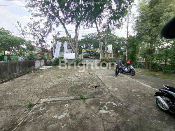 image RUMAH MEWAH 1200M² DI JALAN UTAMA AHMAD DAHLAN, PONTIANAK KOTA (3)