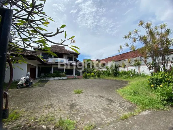 image RUMAH BESAR BANGUNAN LAMA DI JANTUNG GATOT SUBROTO DENPASAR (8)