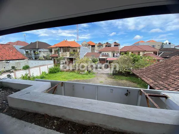 image RUMAH BESAR BANGUNAN LAMA DI JANTUNG GATOT SUBROTO DENPASAR (1)