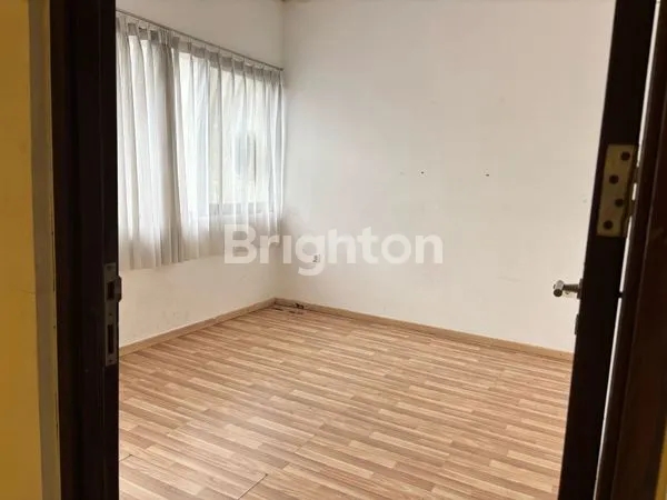 image RUMAH SECONDARY BSD 2 LANTAI HADAP BARAT UNFURNISHED SHM (3)