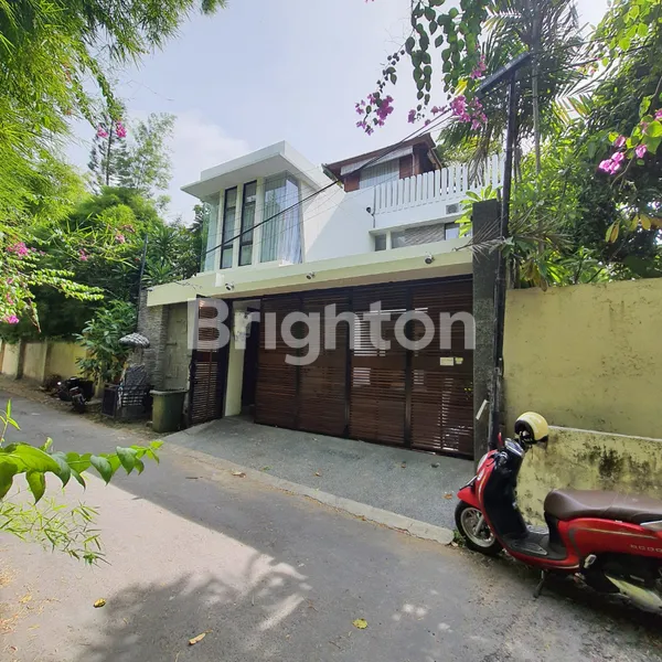 image VILLA EKSKLUSIF 3 LANTAI DI SANUR – HANYA 1 MENIT KE PANTAI MERTASARI (1)