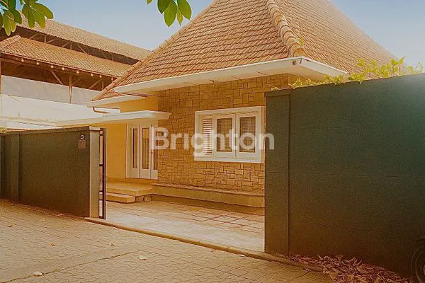 image RUMAH MEWAH FULLY FURNISHED 1 LANTAI DENGAN GARDEN TAMAN DI TEPI JALAN RAYA RAMAI TENGAH KOTA SOLO (2)