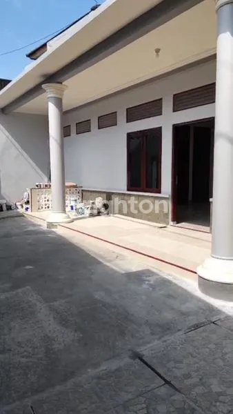 image RUMAH 2 LANTAI TEPI JALAN RAYA TENGAH KOTA SOLO DEKAT PASAR GEDHE (2)