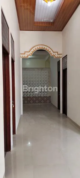 image RUMAH 2 LANTAI TEPI JALAN RAYA TENGAH KOTA SOLO DEKAT PASAR GEDHE (3)