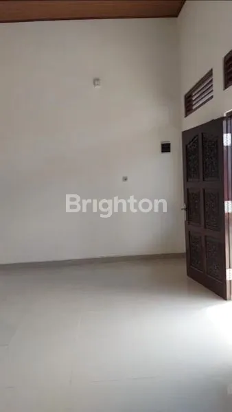 image RUMAH 2 LANTAI TEPI JALAN RAYA TENGAH KOTA SOLO DEKAT PASAR GEDHE (6)