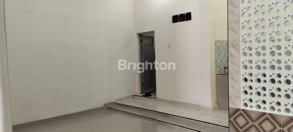 image RUMAH 2 LANTAI TEPI JALAN RAYA TENGAH KOTA SOLO DEKAT PASAR GEDHE (8)