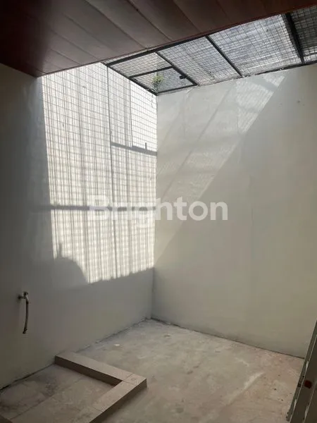 image RUMAH DEALOVA COLOMADU FULL FURNISH TINGGAL BAWA KOPER (2)