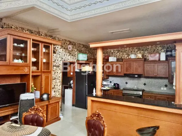 image RUMAH MEWAH 2 LANTAI GARASI MUAT 4 MOBIL DI PADANGSAMBIAN KLOD (2)