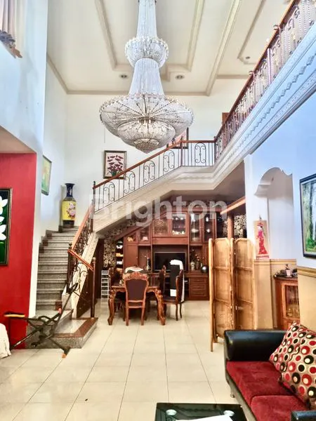 image RUMAH MEWAH 2 LANTAI GARASI MUAT 4 MOBIL DI PADANGSAMBIAN KLOD (6)