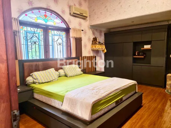 image RUMAH MEWAH 2 LANTAI GARASI MUAT 4 MOBIL DI PADANGSAMBIAN KLOD (7)