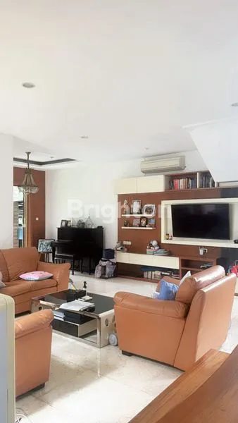 image RUMAH 2 LANTAI EXCLUSIVE DI KAWASAN ELITE MENTENG BINTARO (2)