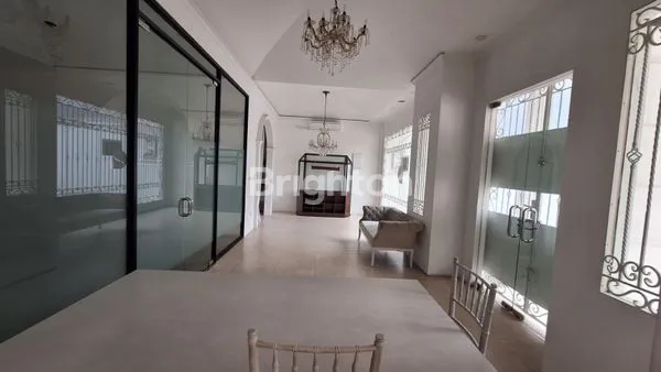 GEDUNG 3 1/2 LANTAI DI JAKARTA SELATAN