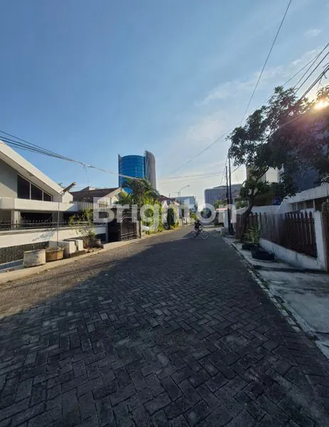 image RUMAH HITUNG TANAH LOKASI PERUMAHAN ELITE SURABAYA TIMUR STRATEGIS SELANGKAH DARI MERR DEKAT GALAXY MALL ITS UNAIR KERTAJAYA INDAH DHARMAHUSADA INDAH (3)