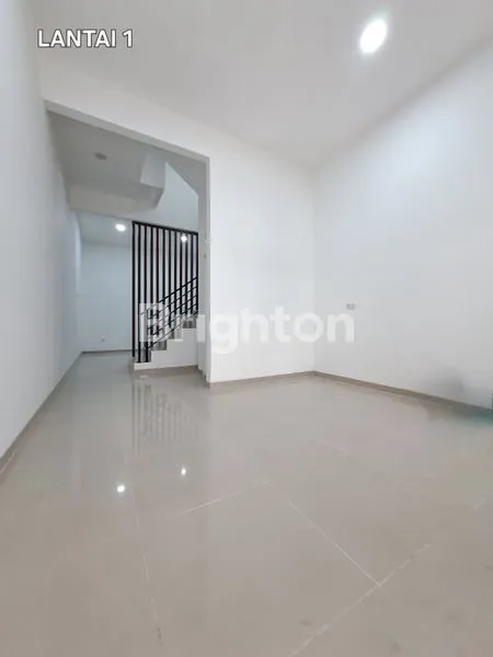 image RUMAH BARU DI JELAMBAR 3LANTAI LOKASI SANGAT STARTEGIS JAKARTA BARAT (2)