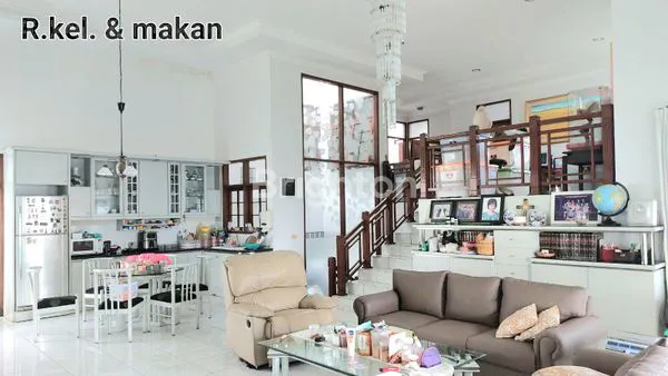 image RUMAH MEWAH SIAP PAKAI SEMI FURNISH HANYA 7 MENIT DARI UNIV MARANATHA (2)