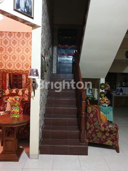 image RUMAH MEWAH 2 LANTAI STRATEGIS DI PASAR KLIWON SOLO - 4KT 3KM (5)