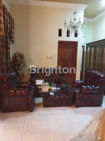 image RUMAH MEWAH 2 LANTAI STRATEGIS DI PASAR KLIWON SOLO - 4KT 3KM (3)