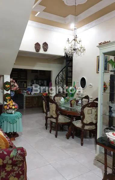 image RUMAH MEWAH 2 LANTAI STRATEGIS DI PASAR KLIWON SOLO - 4KT 3KM (4)