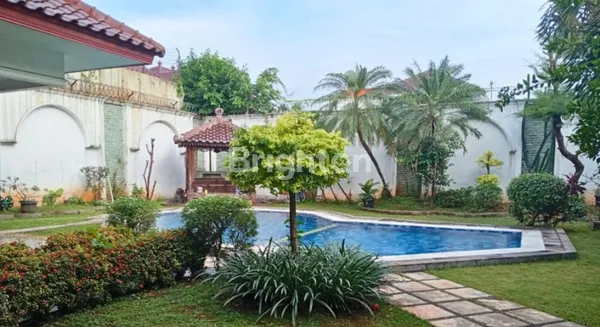 image RUMAH LUAS DENGAN KOLAM RENANG LOKASI STRATEGIS PANCORAN JAKARTA SELATAN (7)