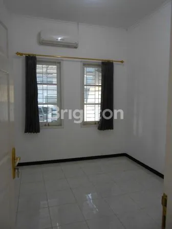 image RUMAH TERAWAT SIAP HUNI ROW JALAN 3 MOBIL NIRWANA (3)