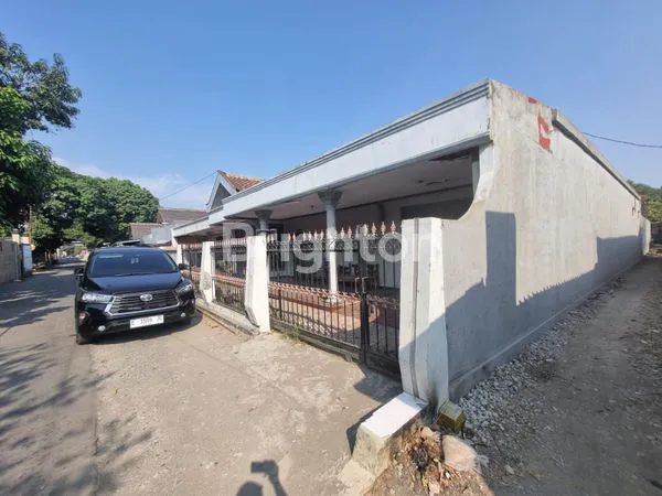 image RUMAH KOKOH & LUAS, LOKASI STRATEGIS! IDEAL UNTUK TEMPAT USAHA & HUNIAN (1)