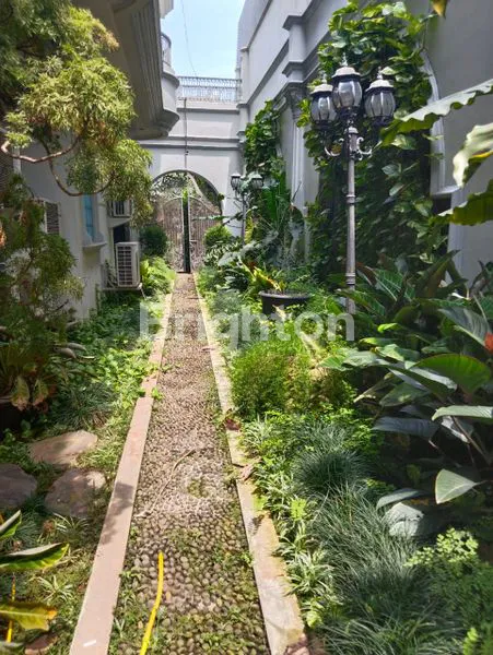 image RUMAH MEWAH DALAM KOMPLEK ELITE SUNTER ONE GATE SISTEM ROW 2 MOBIL LT 2000M² JAKARTA UTARA (8)