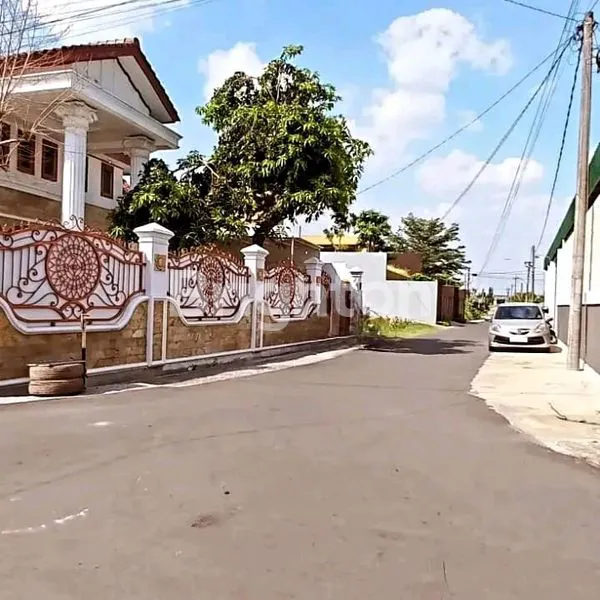 image RUMAH MEWAH 300M² DEKAT BANDARA, 10 MENIT KE UMS COLOMADU (1)