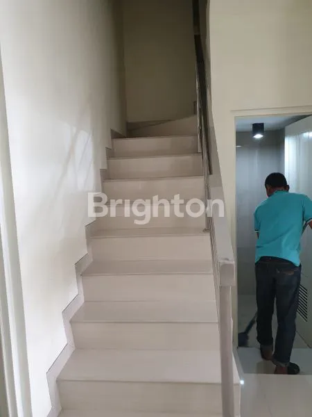 image RUMAH BARU 2 LANTAI SIAP HUNI DI PURI LIDAH KULON SURABAYA (7)