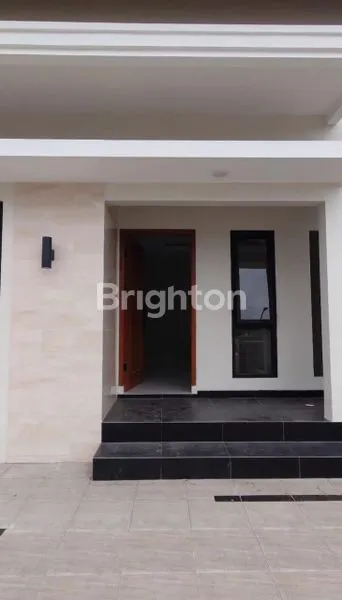 image RUMAH 2 LANTAI DENGAN CARPORT 2 MOBIL, CLUSTER ONE GATE SYSTEM, CCTV & SECURITY 24 JAMSMART HOME SYSTEM ( SMART DOOR LOCK, CCTV, PLUG IN AC, AKSES INTERNET ) (2)