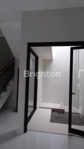 image RUMAH 2 LANTAI DENGAN CARPORT 2 MOBIL, CLUSTER ONE GATE SYSTEM, CCTV & SECURITY 24 JAMSMART HOME SYSTEM ( SMART DOOR LOCK, CCTV, PLUG IN AC, AKSES INTERNET ) (5)