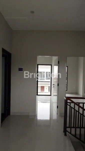 image RUMAH 2 LANTAI DENGAN CARPORT 2 MOBIL, CLUSTER ONE GATE SYSTEM, CCTV & SECURITY 24 JAMSMART HOME SYSTEM ( SMART DOOR LOCK, CCTV, PLUG IN AC, AKSES INTERNET ) (7)