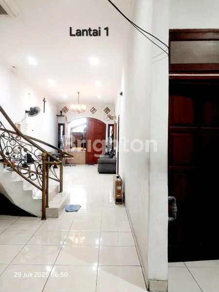 image RUMAH 2 1/2 LANTAI (5)