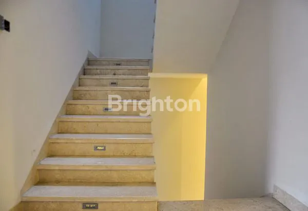 image RUMAH MEWAH 2 LANTAI STRATEGIS DEKAT MRT SCBD KEBAYORAN BARU (3)