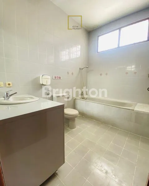 image RUMAH 2 LANTAI SUDAH RENOVASI BERSIH PLUS KOLAM RENANG SEMI FURNISHED DI PEJATEN BARAT INDAH JAKARTA SELATAN (8)