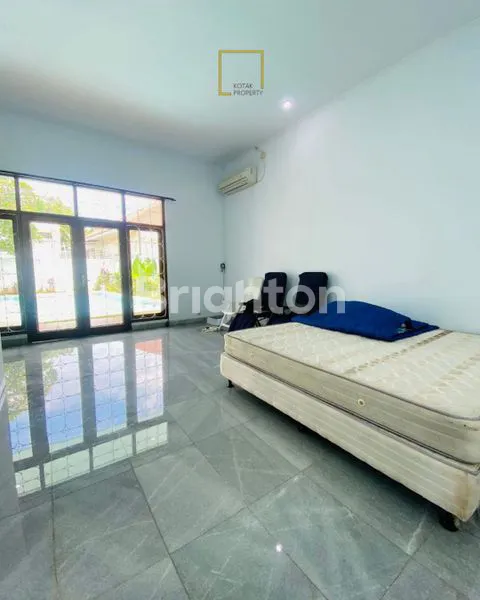 image RUMAH 2 LANTAI SUDAH RENOVASI BERSIH PLUS KOLAM RENANG SEMI FURNISHED DI PEJATEN BARAT INDAH JAKARTA SELATAN (5)