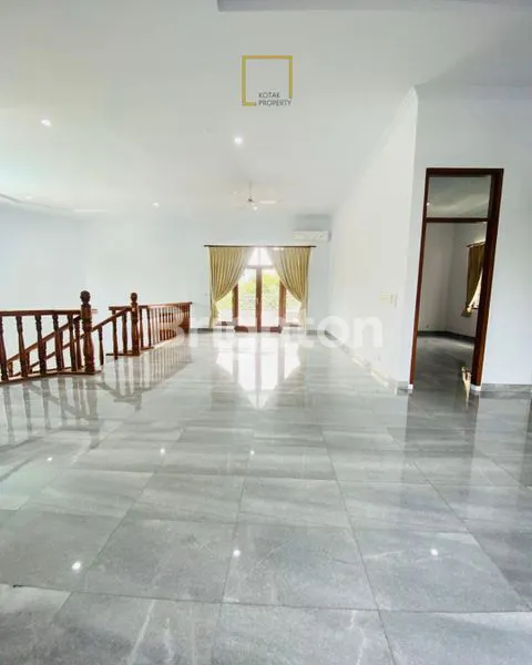 image RUMAH 2 LANTAI SUDAH RENOVASI BERSIH PLUS KOLAM RENANG SEMI FURNISHED DI PEJATEN BARAT INDAH JAKARTA SELATAN (7)