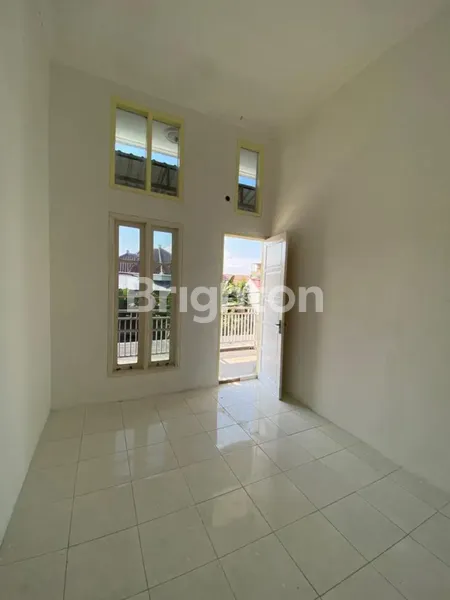 image RUMAH 2 LANTAI MINIMALIS SIAP HUNI BARU RENOV DEKAT ITS DAN PAKUWON CITY (2)