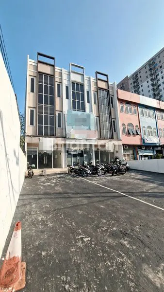 image RUKO 3 LANTAI PLUS ROOFTOP DAN TAMAN BELAKANG STRATEGIS DEKAT KAMPUS DAN HALTE BUSWAY BUDILUHUR  (3)