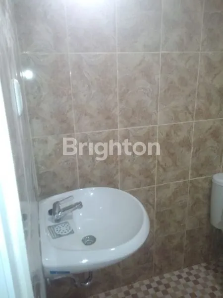 image RUKO 3 LANTAI PLUS ROOFTOP DAN TAMAN BELAKANG STRATEGIS DEKAT KAMPUS DAN HALTE BUSWAY BUDILUHUR  (7)