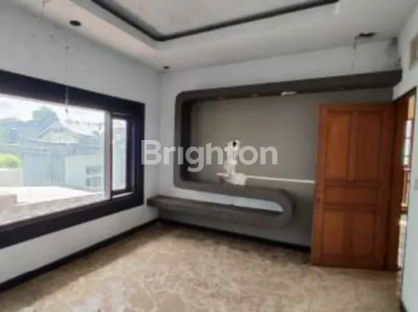 image RUMAH SUPER STRATEGIS DUA LANTAI DI KAWASAN UBUNG, DENPASAR UTARA – NYAMAN UNTUK HUNIAN KELUARGA & POTENSI INVESTASI (2)