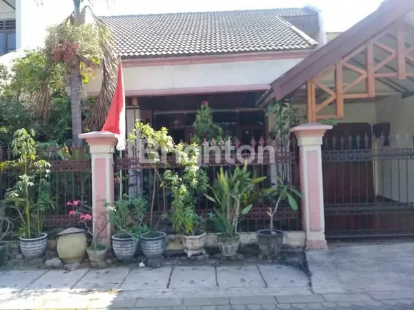 image RUMAH KETINTANG TERAWAT ROW 2 MOBIL STRATEGIS DEKAT UNESA (1)